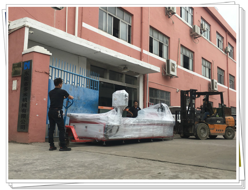 高速鉆孔攻絲機(jī)搬運中